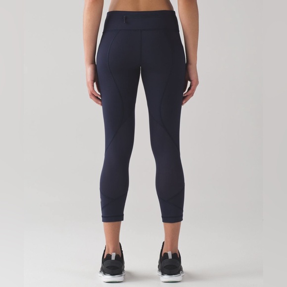 Lululemon Pace Rival Crop 22” in Midnight Navy Size 8 - Picture 2 of 6